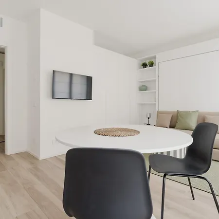 Guesthost - Modern In Moscova * Mediolan